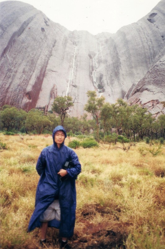 Austrália - Na base do Uluru debaixo de chuva.
